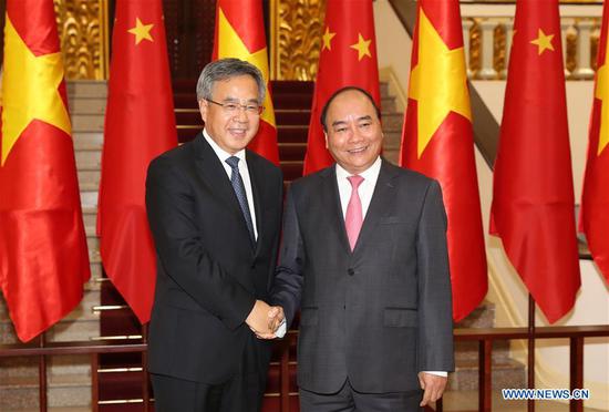 Chinese Vice Premier Hu Chunhua (L) meets with Vietnamese Prime Minister Nguyen Xuan Phuc in Hanoi, Vietnam, Sept. 11, 2018. (Xinhua/Li Gang)