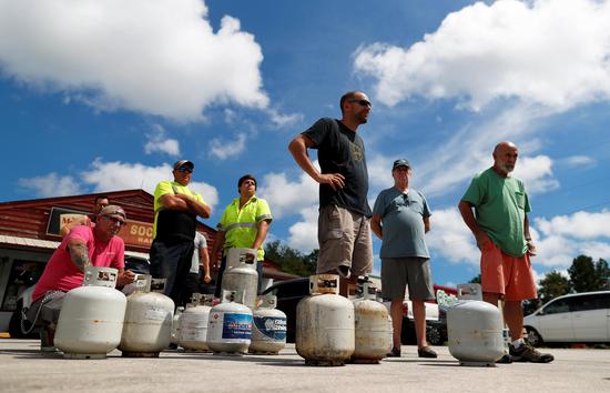 Customers line up to buy propane at Socastee Hardware store, ahead of the arrival of Hurricane Florence in Myrtle Beach, South Carolina, U.S., Sept 10, 2018.  (Photo/Agencies)