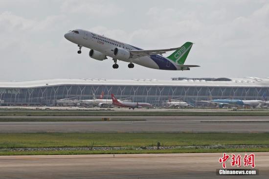 A C919 passenger plane takes off from the Shanghai Pudong International Airport. (File photo/China News Service)