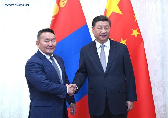 Chinese President Xi Jinping (R) meets with Mongolian President Khaltmaa Battulga in Vladivostok, Russia, Sept. 12, 2018. (Xinhua/Rao Aimin)