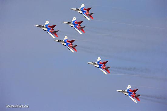 An aerobatic team from Russia perform at the 11th China International Aviation and Aerospace Exhibition in Zhuhai, South China's Guangdong province, Nov. 1, 2016. (Photo/Xinhua)