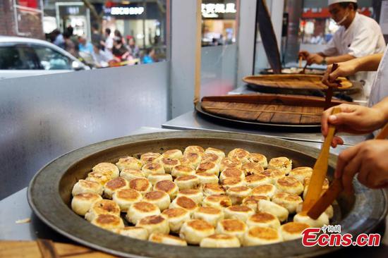 Mooncake with meat stuffing sells well in Shanghai