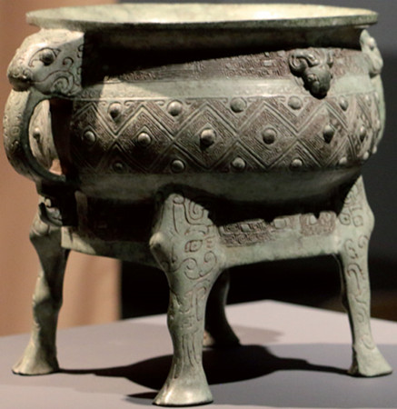 Qianlong's Precious Vessel, the Zuo Bao Yi Gui, exhibited at Christie's Rockefeller Center gallery in New York, will go on sale on Thursday. (File Photo)