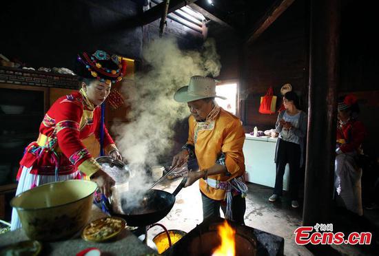 Sichuan cuisine master shares cooking tips with Mosuo family