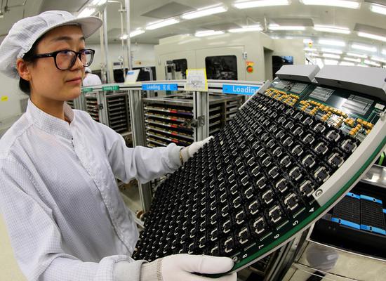 An employee of South Korea-based Hynix works at an integrated circuit assembly line. [Photo provided to China Daily]