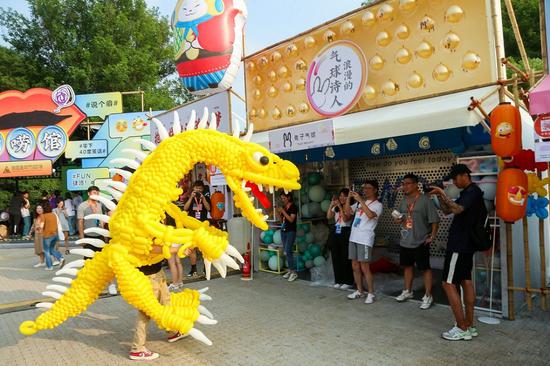 Taobao merchants demonstrate their creativity to visitors at the Taobao Maker Festival. (Photo provided to chinadaily.com.cn)