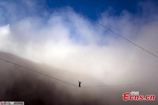 Highline Extreme event on 2,000-m Moleson peak 