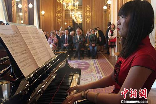 Visitors enjoy themselves at the Chinese Embassy in France on the open day, Sept. 16, 2018. (Photo/China News Service)