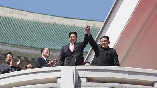 China's top legislator Li Zhanshu (L) and DPRK leader Kim Jong Un (R) attend celebrations held at Kim Il Sung Square in central Pyongyang, the DPRK, September 9, 2018. /Xinhua Photo