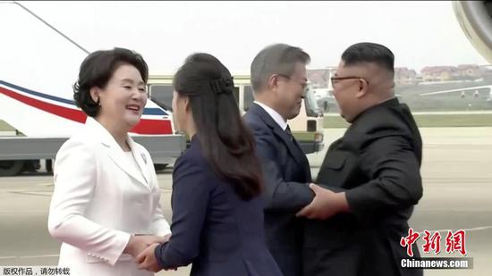 Kim Jong-un greets Moon Jae-in at the Pyongyang International Airport, Sept. 18, 2018.（Photo/ Agencies）