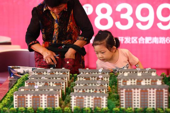 Property models on display at an industry expo in Huai'an, Jiangsu province, over the weekend. (Photo by Zhou Changguo/For China Daily)
