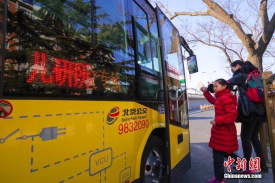 Passengers wait to get on a shuttle bus bounding for Capital Institute of Pediatrics in Beijing. (Photo/China News Service)