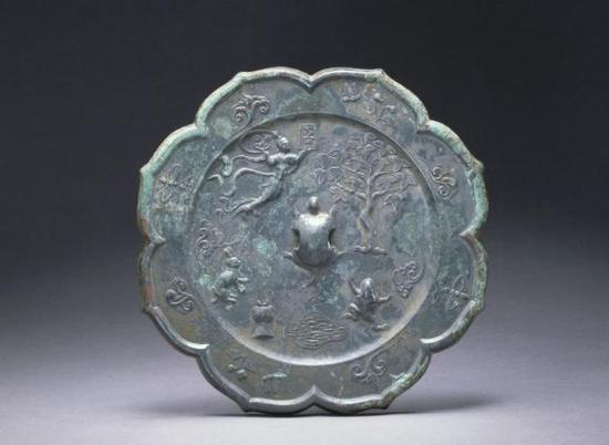 The back of a mirror from the Tang Dynasty (618-907), featuring goddess Chang'e and jade rabbit. (Photo/dpm.org.cn)