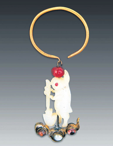 A rabbit earring worn by Empress Xiaojing from the Ming Dynasty (1368-1644) upon the opening of her coffin. (Photo/China Daily)