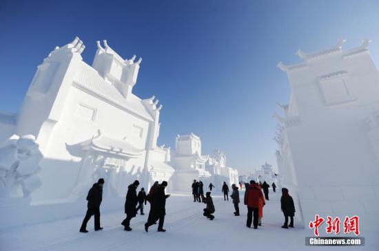 Tourists visit the Snow and Ice World in Changchun, Jilin Province. (File photo/China News Service)