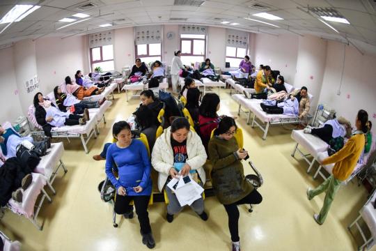 Pregnant women wait to undergo fetal heart inspections at a gynecology and obstetrics clinic in Nanjing, capital of Jiangsu province. (Photo/ China Daily)