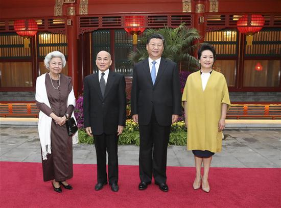 Chinese President Xi Jinping (2nd R) and his wife Peng Liyuan (1st R) visit Cambodian King Norodom Sihamoni (2nd L) and Queen Mother Norodom Monineath Sihanouk, ahead of the traditional Mid-Autumn Festival, in Beijing, capital of China, Sept. 19, 2018. (Xinhua/Huang Jingwen)
