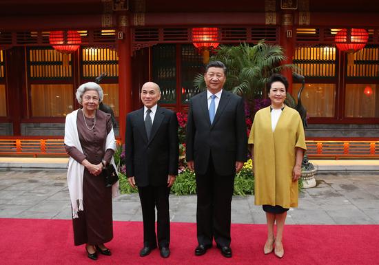President Xi Jinping and his wife, Peng Liyuan, pose with Cambodian King Norodom Sihamoni and Queen Mother Norodom Monineath Sihanouk at the Diaoyutai State Guesthouse in Beijing on Wednesday. (Photo by Feng Yongbin/China Daily)