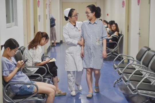 A nurse explains pregnancy care procedures to patients at a hospital in Fuzhou, capital of Fujian province. SONG WEIWEI/XINHUA