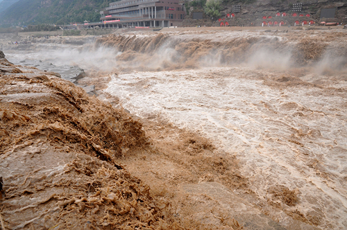 A file photo of Hukou waterfalls, part of the Yellow River in Jixian county, North China's Shanxi province. (Photo provided to China Daily)