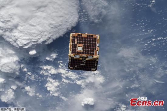 Small satellite demonstrates possible solution for 'space junk' 