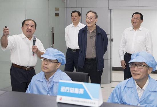 Chinese Vice President Wang Qishan (C, rear) visits the Shanghai Institute of Optics and Fine Mechanics of Chinese Academy of Sciences in east China's Shanghai, Sept. 20, 2018. Wang made an inspection tour to Shanghai and Jiangsu Province from Tuesday to Friday. (Xinhua/Wang Ye)