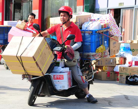 A JD delivery man in Taicang, Jiangsu Province. (Photo by Xu Huaxin/for China Daily)
