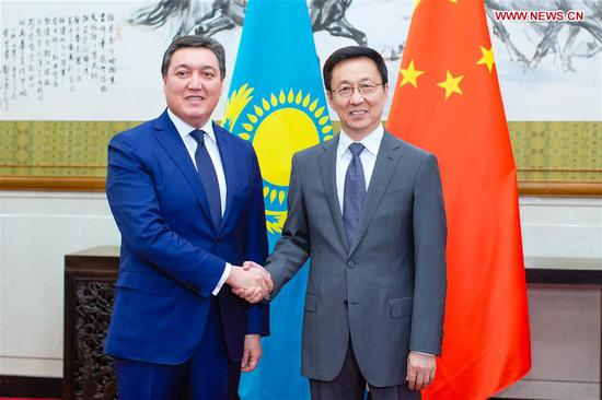 Chinese Vice Premier Han Zheng (R), also a member of the Standing Committee of the Political Bureau of the Communist Party of China Central Committee, meets with Kazakhstan First Deputy Prime Minister Askar Mamin in Beijing, capital of China, Sept. 25, 2018. (Xinhua/Liu Bin)