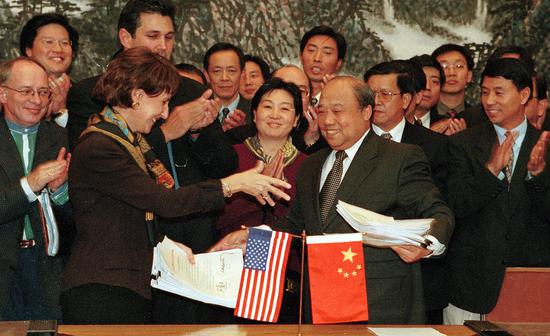 US Trade Representative Charlene Barshefsky (left) exchanges documents with Chinese Trade Minister Shi Guangsheng after signing a landmark agreement in Beijing in November 1999. The deal paved the way for China's entry into the WTO. (Photo by Xu Jingxing/China Daily)