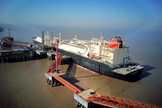 An LNG container ship from Australia docks at Yangkou port of Rudong county, Jiangsu Province, on Jan. 15. (Photo by Xu Congjun/For China Daily)