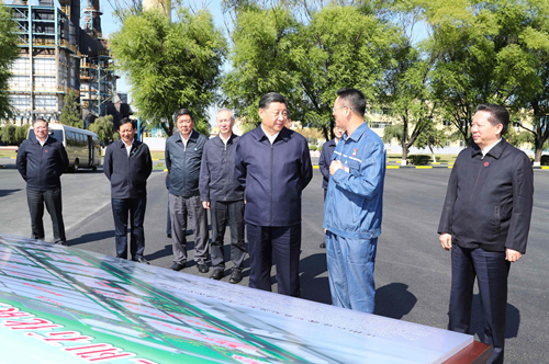 President Xi talks with representatives of China National Petroleum Corporation's (CNPC) Liaoyang Petrochemical Company, in Liaoyang, Liaoning Province, September 27, 2018. /Xinhua Photo 