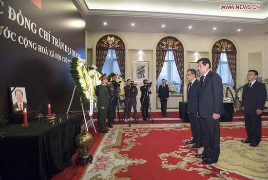 Li Zhanshu (Front), a member of the Standing Committee of the Political Bureau of the Communist Party of China (CPC) Central Committee and chairman of the National People's Congress Standing Committee, mourns the passing away of Vietnamese President Tran Dai Quang at the Vietnamese embassy in Beijing, capital of China, Sept. 27, 2018.   (Xinhua/Li Tao)