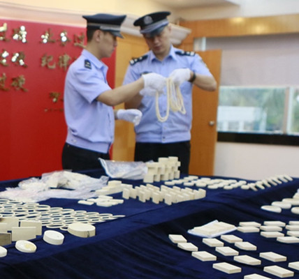 Customs officers sort smuggled ivory products in Guangzhou, Guangdong Province, in May. (ZHANG HAILONG/FOR CHINA DAILY)