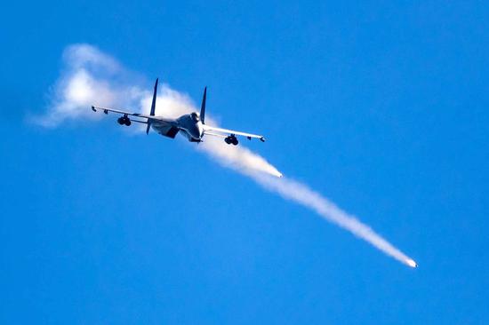 Rockets are fired from a jet fighter during an air-to-ground attack. (YANG PAN/FOR CHINA DAILY)