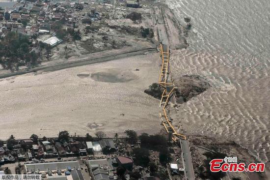 Toll seen rising after Indonesian quake, tsunami kills hundreds