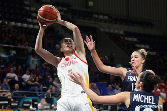 Shao Ting (L) of China competes during the Class 5-6 match between China and France at the 2018 FIBA Women's Basketball World Cup at Santiago Martin arena in San Cristobal de La Laguna in Tenerife, Spain, Sept. 30, 2018. (Xinhua/Zheng Huansong)
