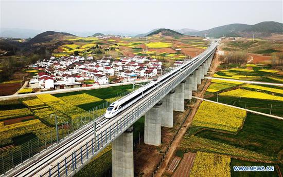 A bullet train runs on the Yangxian section of Xi'an-Chengdu high-speed railway line in northwest China's Shaanxi Province, March 21, 2018. (Xinhua/Tang Zhenjiang)