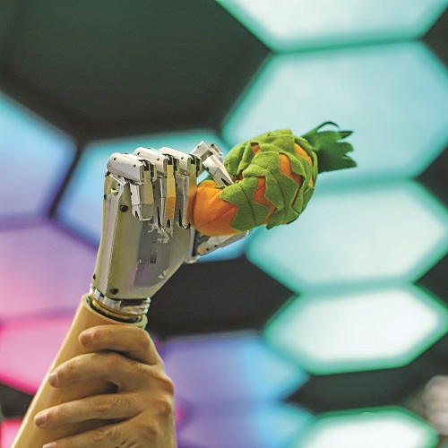 Graphene nerve sensors control the movement of a robotic hand. (Photo provided to China Daily)