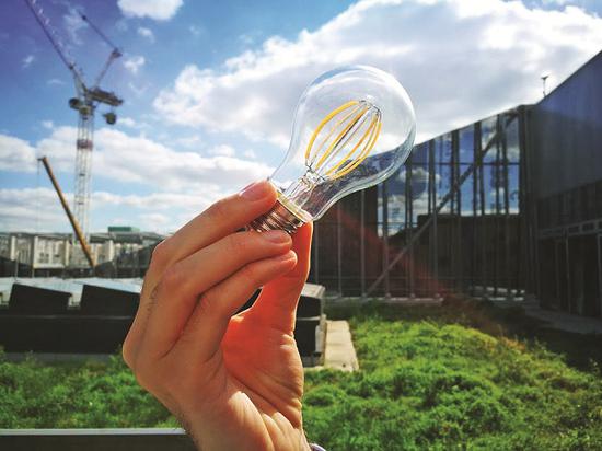 A lightbulb with a filament made using graphene. (Photo by ANGUS McNEICE/China Daily)