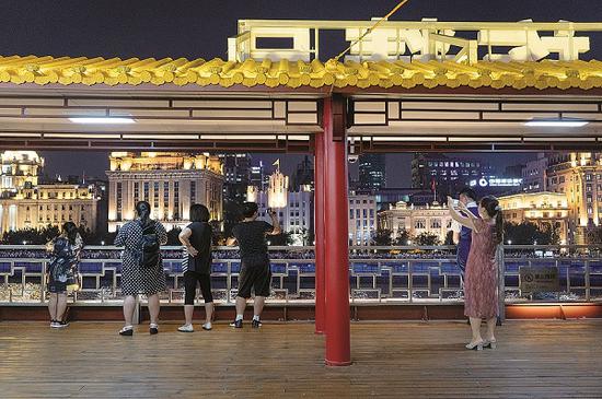 Taking a cruise ship and traveling along the Huangpu River is a classic and popular tourist activity in Shanghai. (Photos by Gao Erqiang/China Daily)