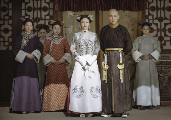 Cast members of online drama The Story of Yanxi Palace pose for a stage photo. (Photo provided to China Daily)