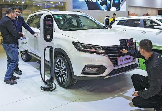 The internet-connected SUV Roewe RX5 catches visitors' eyes at an auto show in Nanjing, Jiangsu province. (Photo by Su Yang/For China Daily)