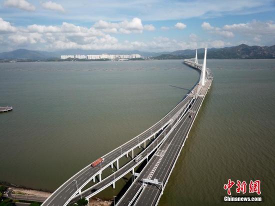 A file photo shows the bridge that links Shenzhen and Hong Kong. (China News Service)