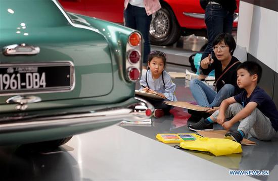 Children draw vehicles at the Shanghai Auto Museum in Shanghai,  Oct. 7, 2018, the last day of the week-long National Day holidays. (Photo/Xinhua)