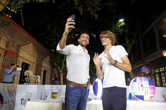 Marin Cilic (left) takes a selfie with Alexander Zverev while experiencing traditional lantern-making in Shanghai on October 8, 2018. (Photo/Shine.cn)