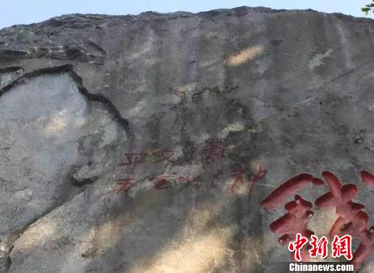 Graffit is found at a tourist site of West Lake in Hangzhou City, Zhejiang Province. (Photo provided to China News Service)