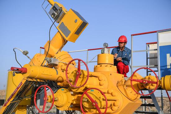 An employee collects data at Tarim oilfield in the Xinjiang Uygur autonomous region. (Photo/Xinhua)