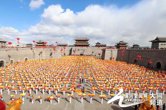 A total of 20,000 people participate in a line dance in north China's Shanxi Province, setting a world record for largest line dance on Tuesday, October 9, 2018. [Photo: dt.sxgov.cn]