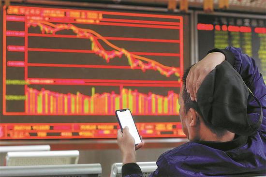 China's benchmark Shanghai Composite Index managed to edge up 0.02 percent to close at 2,603.8 on Thursday, despite plunges on overseas bourses led by Wall Street. (Photo provided to China Daily)