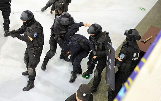 Police seize a simulated gangster during an emergency drill in Urumqi, Xinjiang Uygur autonomous region in 2016. (Photo/China Daily)
